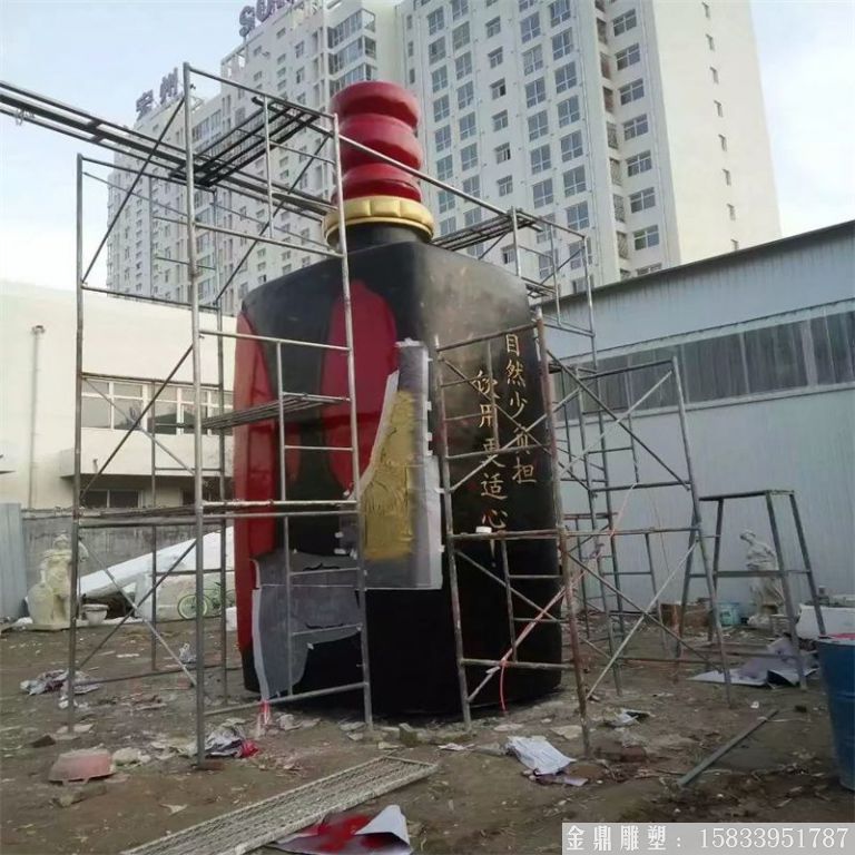 玻璃鋼大型酒瓶雕塑，酒廠仿真酒瓶雕塑定制1