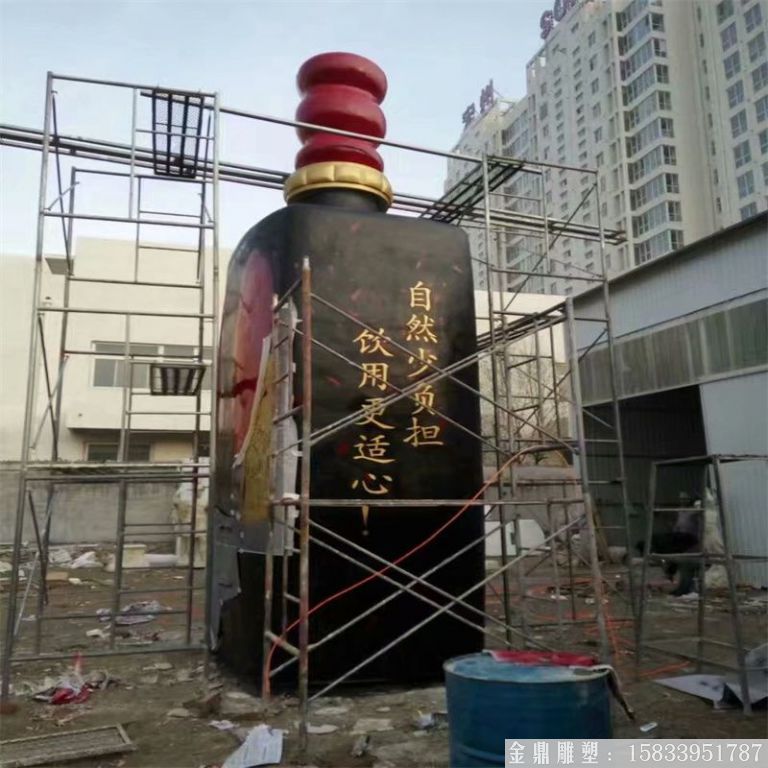 玻璃鋼大型酒瓶雕塑，酒廠仿真酒瓶雕塑定制3