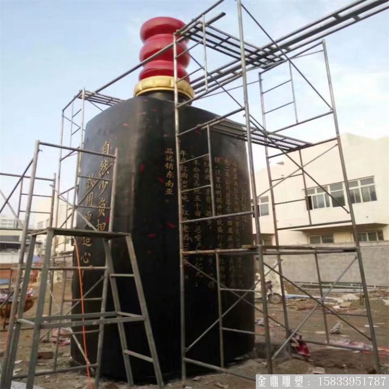玻璃鋼大型酒瓶雕塑，酒廠仿真酒瓶雕塑定制4